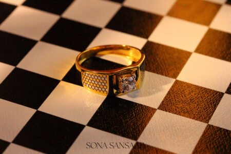 22k Gold Round-Cut Stone Ring with Two-Tone Honeycomb Detailing